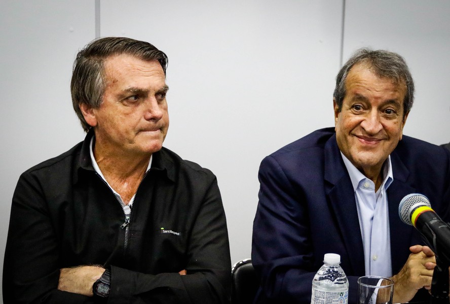 O ex-presidente Jair Bolsonaro ao lado do dirigente do PL, Valdemar Costa Neto, em evento da legenda na Assembleia Legislativa de São Paulo (Alesp) em junho