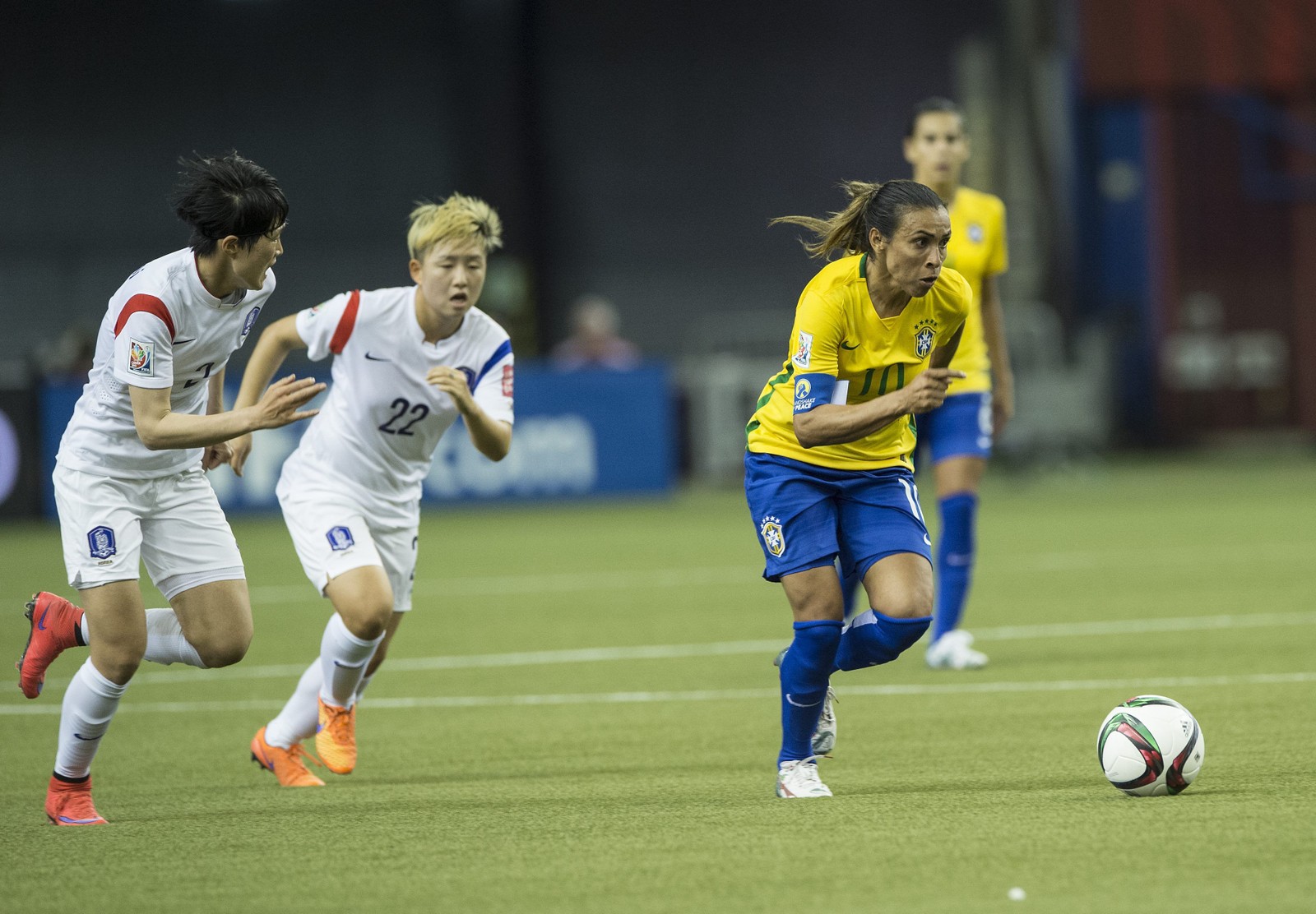 Marta em jogo contra a Coréia do Sul,  na Copa do Mundo Feminina FIFA 2015, no Canadá. Esta foi sua quarta Copa do Mundo como jogadora da Seleção. — Foto: AFP PHOTO/NICHOLAS KAMM