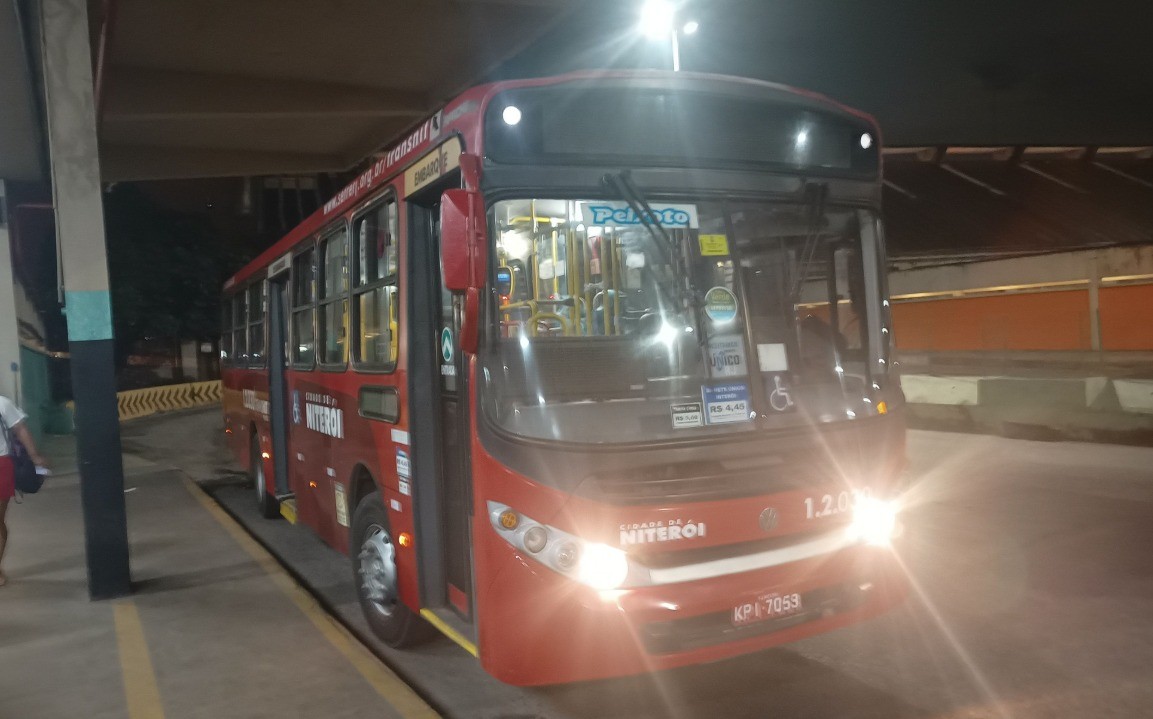 Após anúncio de frota 100% climatizada, passageiros relatam ônibus sem ar-condicionado em Niterói