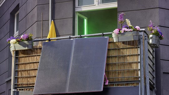 Um painel solar na sacada? Em Berlim, eles são estendidos na varanda como uma toalha