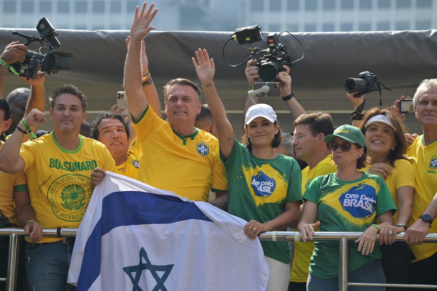 Bolsonaro e Michelle seguraram bandeira de Israel ao subir ao trio na Paulista