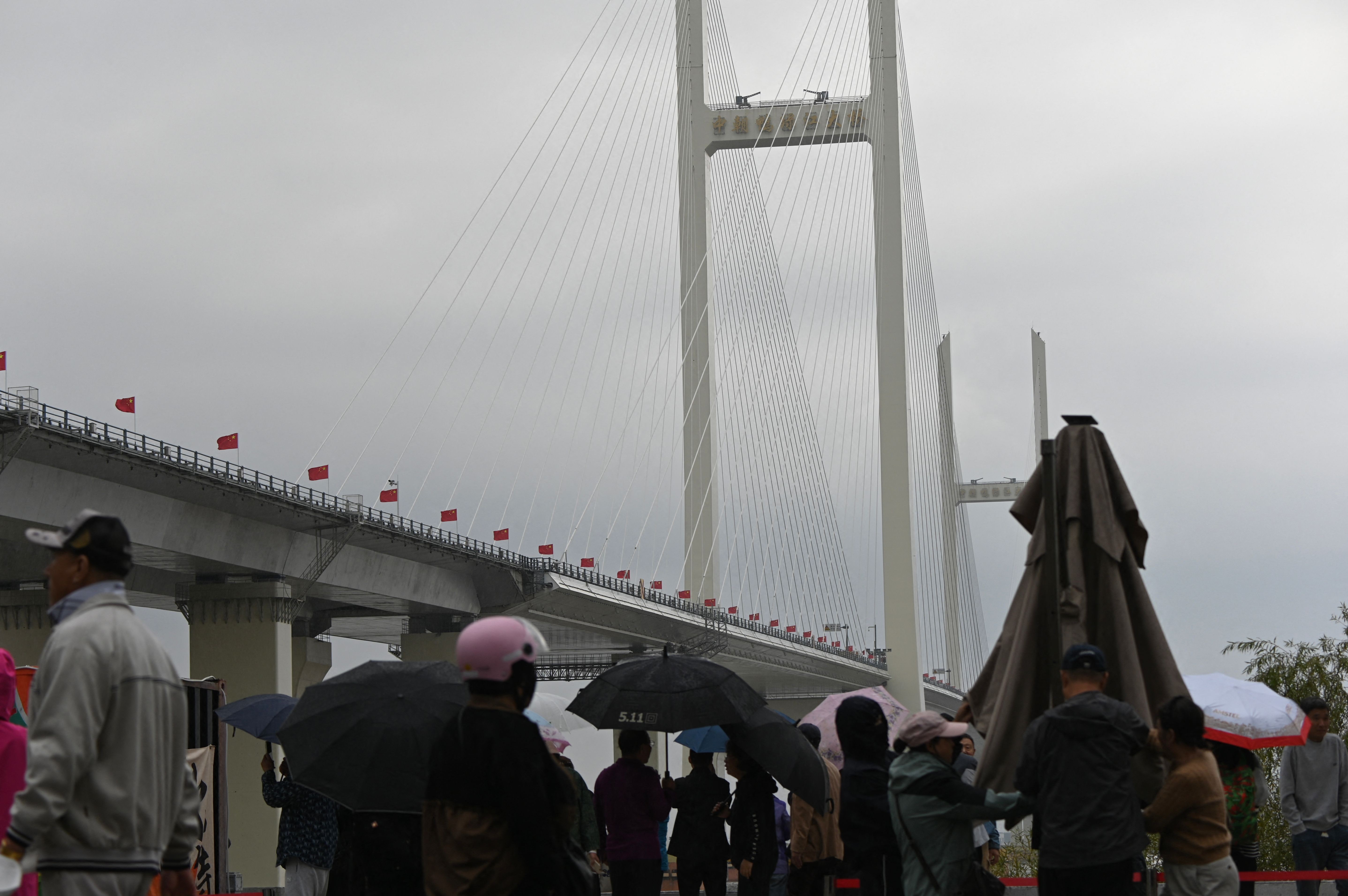 Concluída há mais de 10 anos, ponte entre China e Coreia do Norte é inaugurada