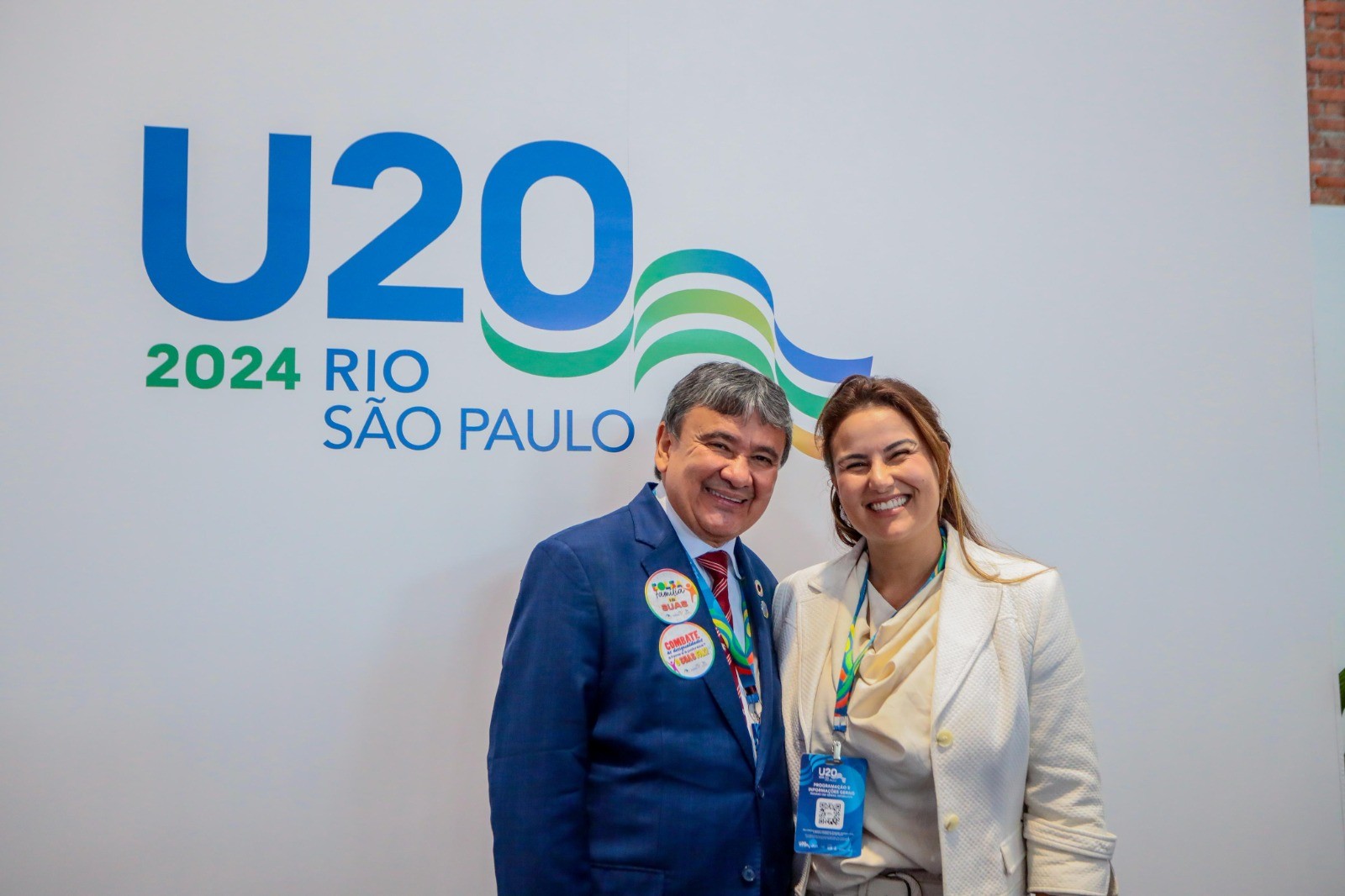 Ministro Welington Dias e a atriz Úrsula Corona na abertura do G20