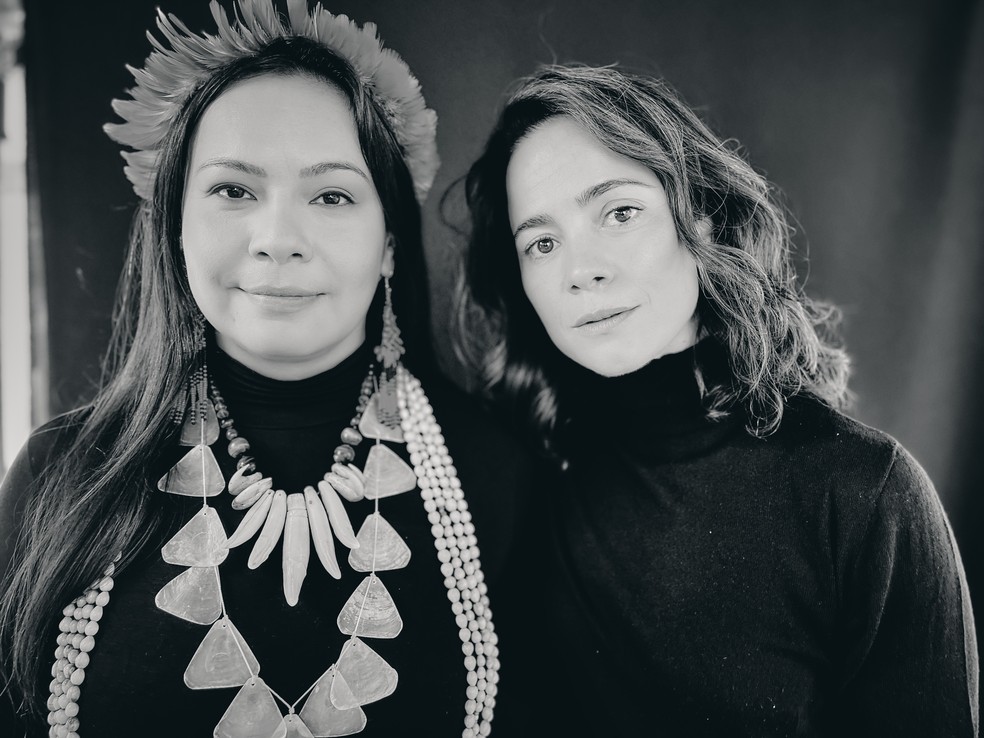 A artista e ativista indígena Daiara Tukano e a atriz Alice Braga — Foto: Divulgação