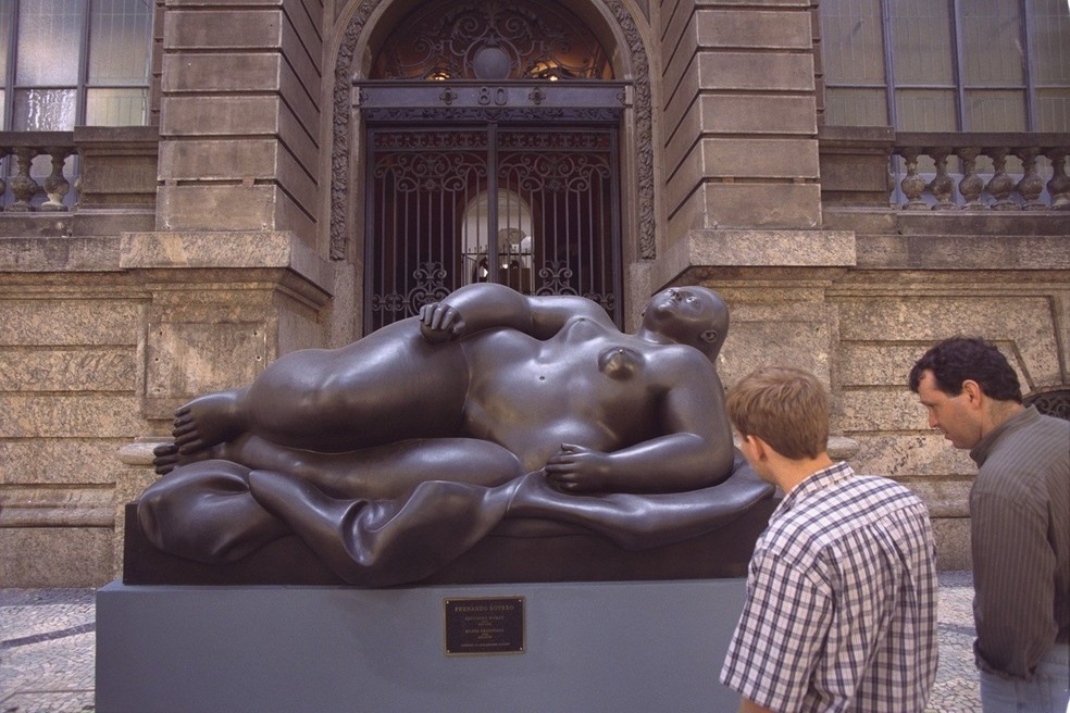 'Mulher reclinada': escultura de Fernando Botero foi exposta em rua no Centro do Rio de Janeiro, como parte de uma exposição, em 1998 — Foto: Gabriel de Paiva/Agência O Globo
