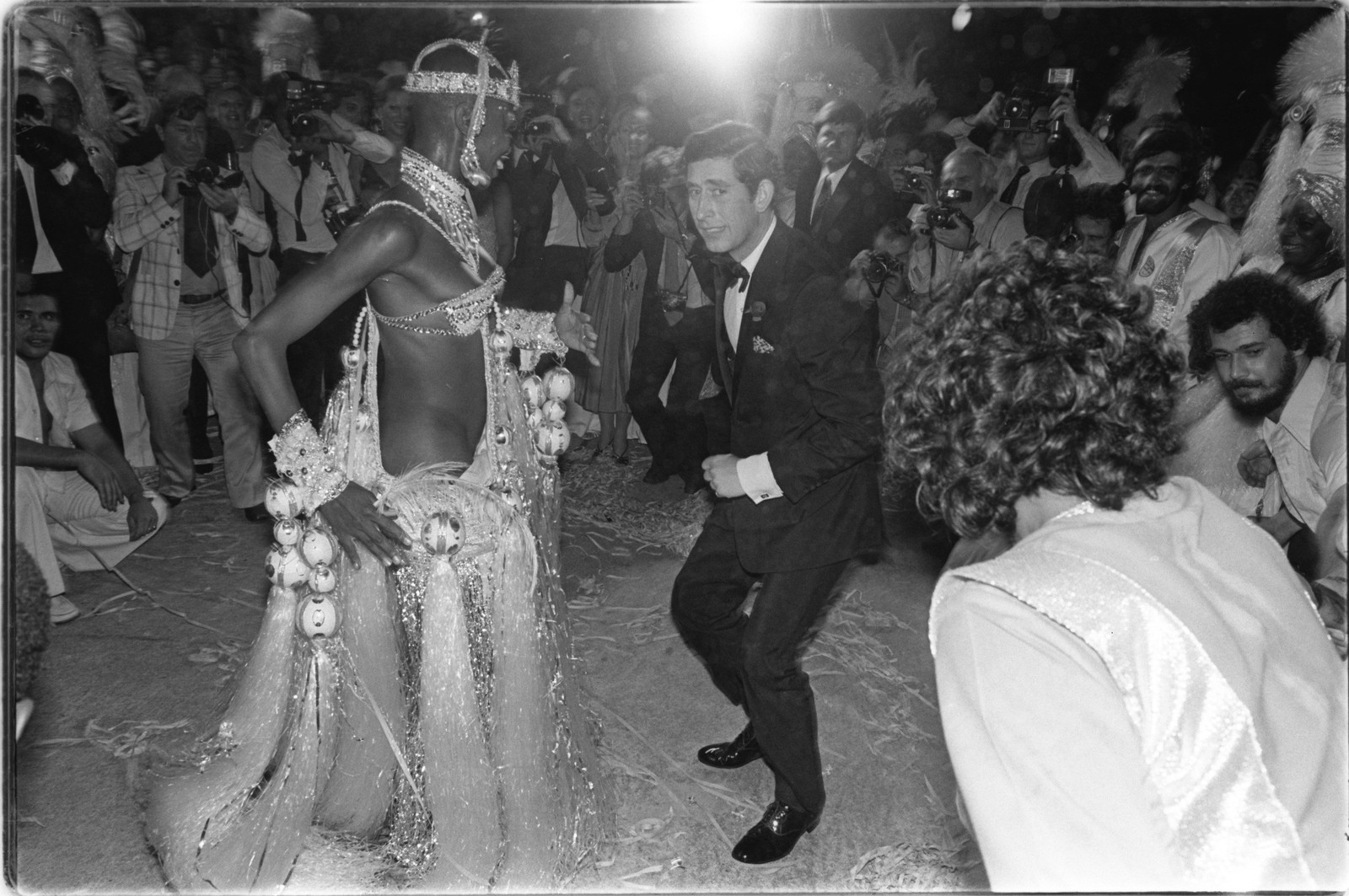 O príncipe de Gales samba com a passista Maria da Penha Ferreira, a Pinah, da Beija-Flor, durante visita ao Palácio da Cidade, em Botafogo, em março de 1978 — Foto: Antonio Nery