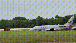 Avião particular explode após cair em pista do Aeroporto Int