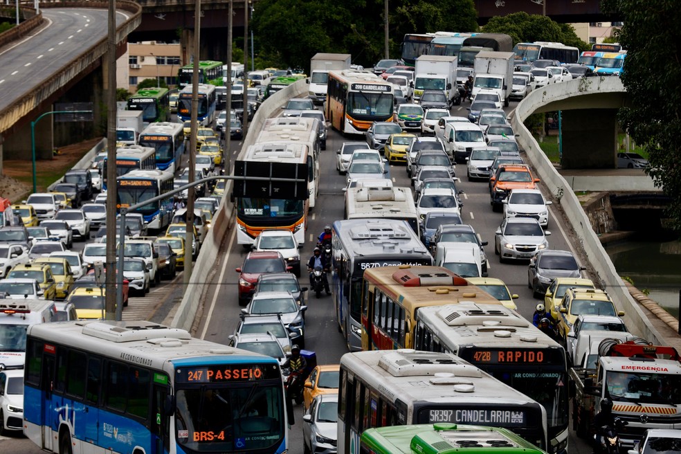 Trânsito no acesso à Avenida Presidente Vargas durante protesto em frente à prefeitura — Foto: Gabriel de Paiva / Agência O Globo