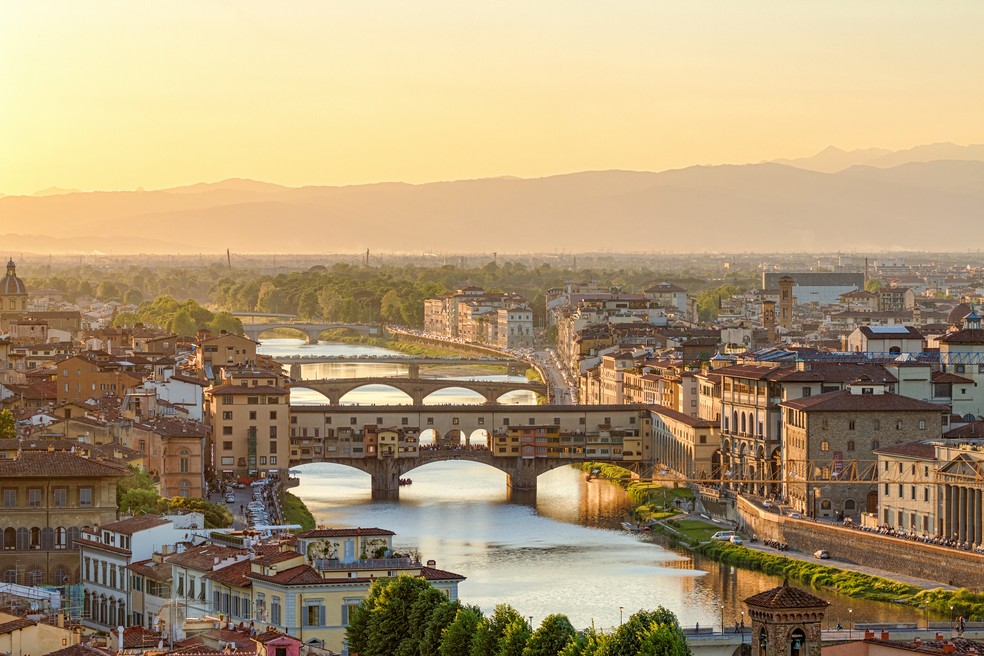 A Ponte Vecchio sobre o Rio Arno, um cartão-postal de Florença, na Toscana — Foto: Divulgação / Enit