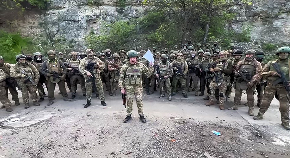 Yevgeny Prigojín aparece em vídeo ao lado de combatentes do grupo Wagner. — Foto: Handout/Telegram/@concordgroup_official/AFP