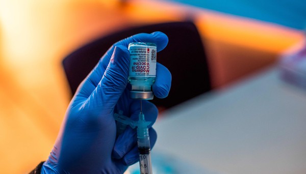 Primeiro lote de vacinas atualizadas contra Covid da Moderna chega ao Brasil