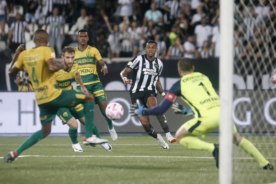 Júnior Santos fez bom jogo pelo Botafogo, que não passou pelo goleiro Walter
