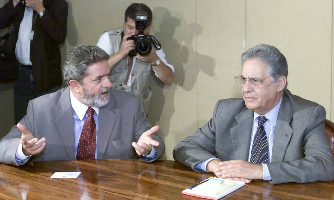 Em janeiro de 2002, ano da eleição de Lula, o fundador do Partido dos Trabalhadores (PT) se reuniu com o então presidente FH para tratar da segurança dos militantes do PT  — Foto: Gustavo Miranda / Agência O Globo - 22/01/2002