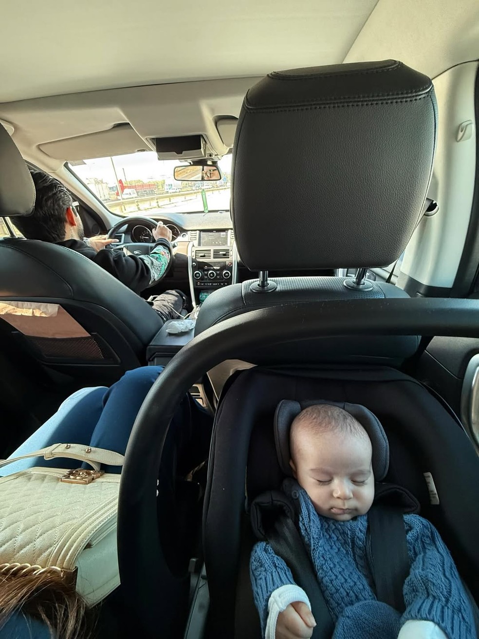 Yudi Tamashiro celebra primeiro passeio em família após cirurgia do filho — Foto: Reprodução Instagram
