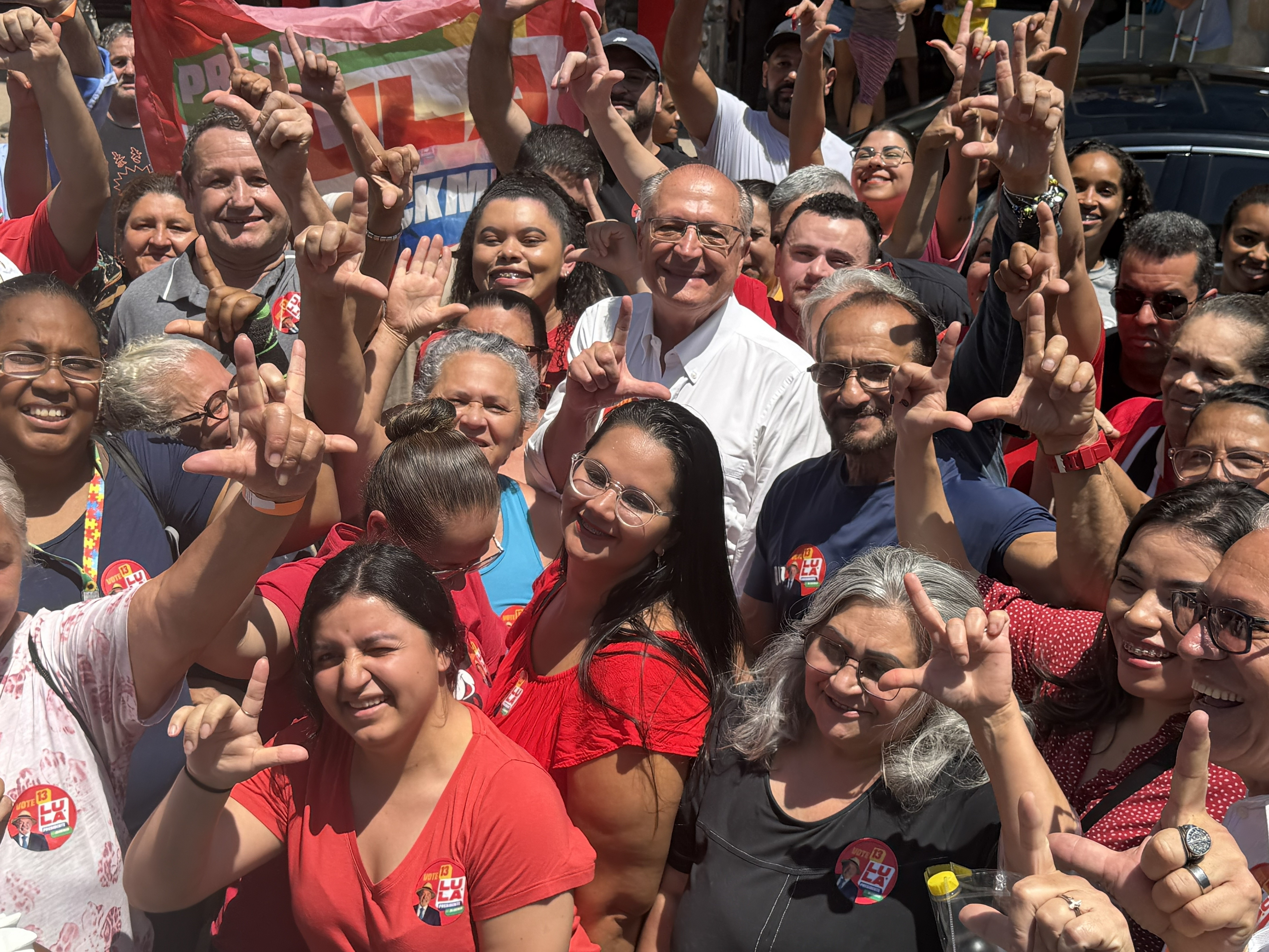 Com Lula em Brasília, Alckmin vai às ruas pedir votos