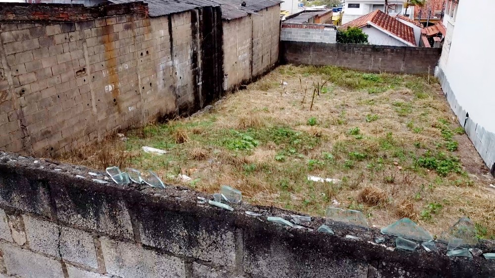 Um muro cerca o terreno no Jardim Andere; ideia é manter terreno exatamente como estava em 20 de janeiro de 1996 — Foto: Élcio Braga