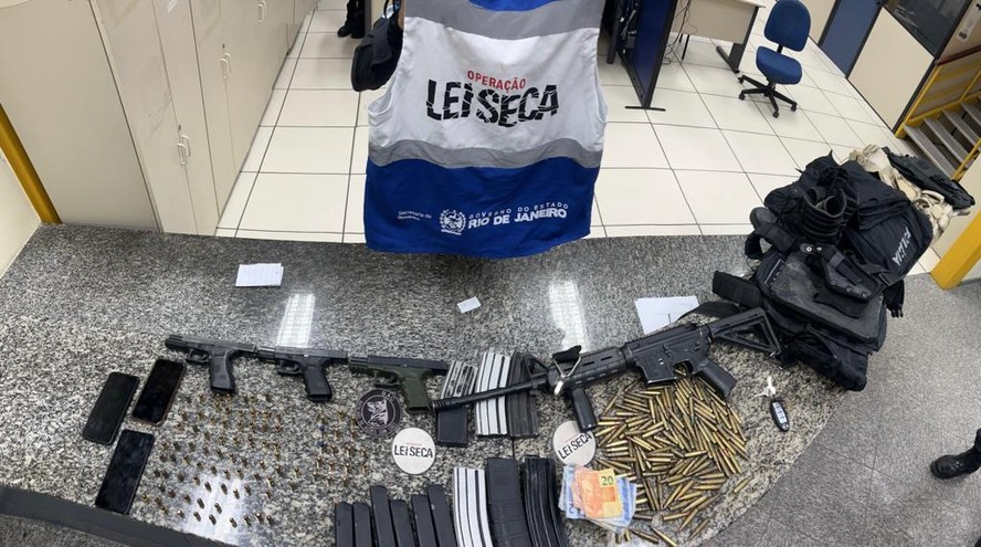 Armas, munições e coletes balísticos são apreendidos por policiais da Operação Lei Seca; material era carregado por três milicianos