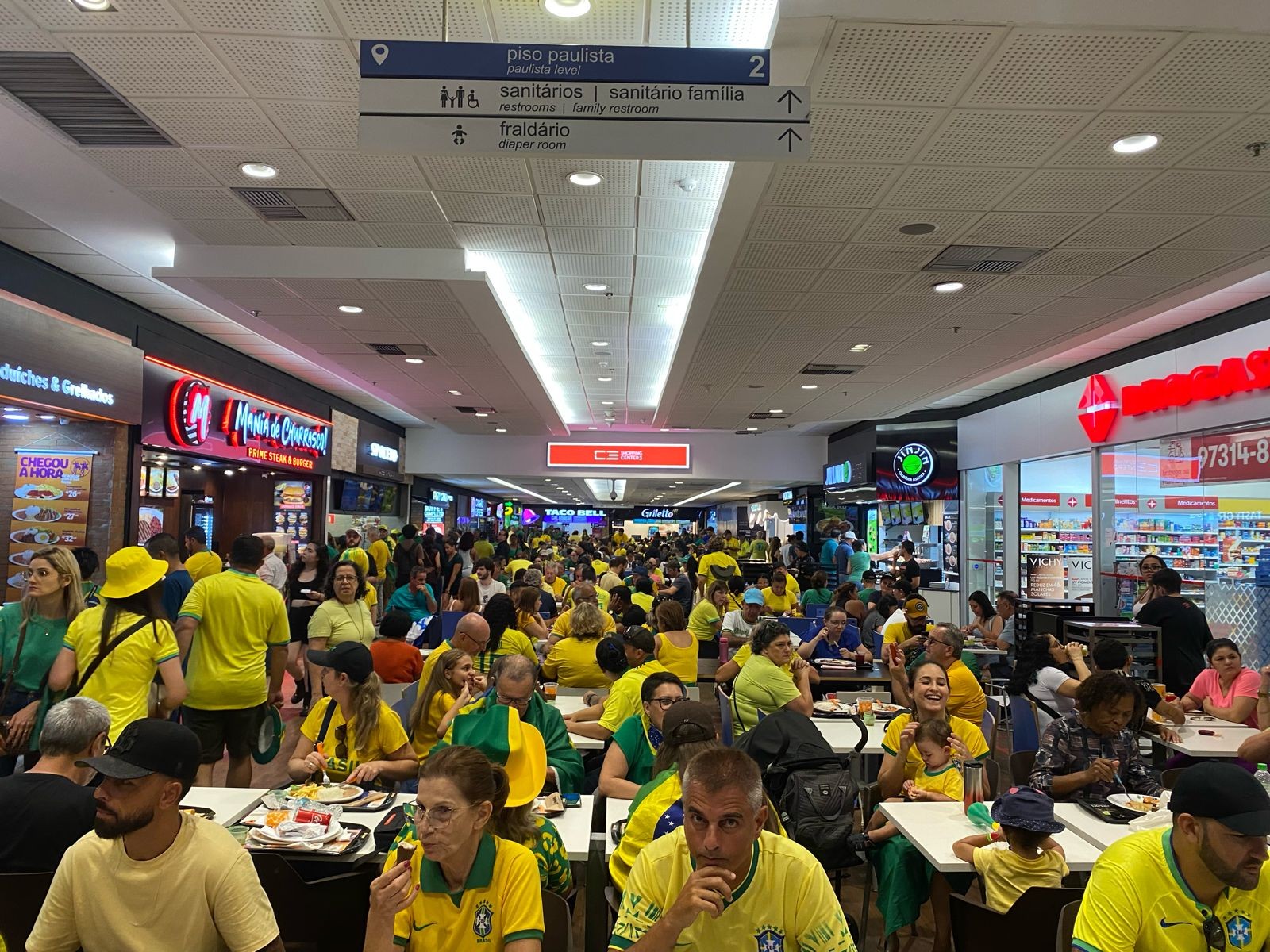 Antes do ato, apoiadores do ex-presidente lotam praça de alimentação do Shopping Center 3, na Avenida Paulista — Foto: Mariana Rosário/Agência O Globo