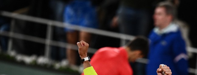 O espanhol Rafael Nadal (R) vence o sérvio Novak Djokovic e avança para a semifinal em Roland-Garros, em Paris, França  — Foto: CHRISTOPHE ARCHAMBAULT / AFP