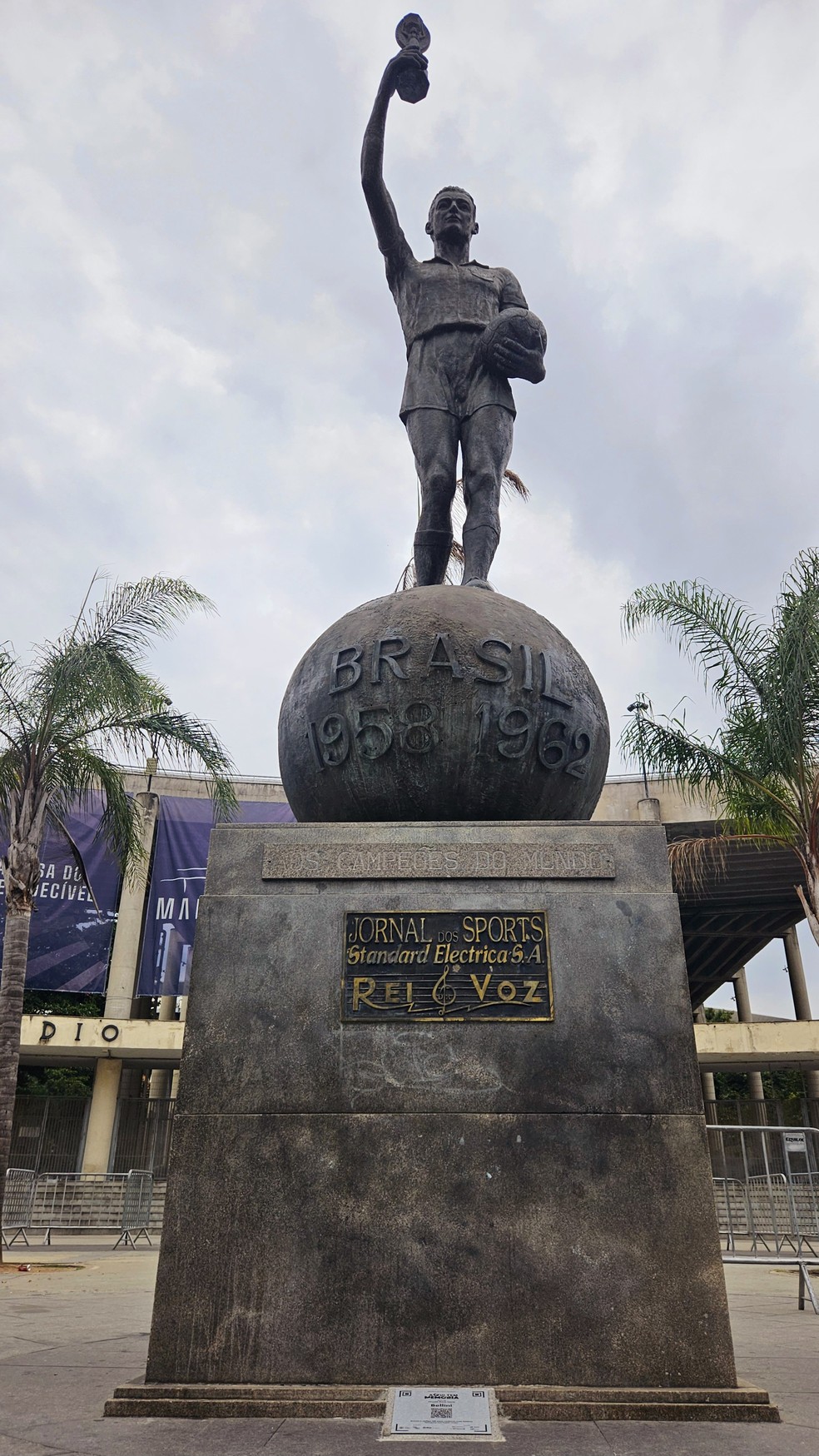 Estatua de Bellini no Maracanã — Foto: Sarah Souza/Divulgação