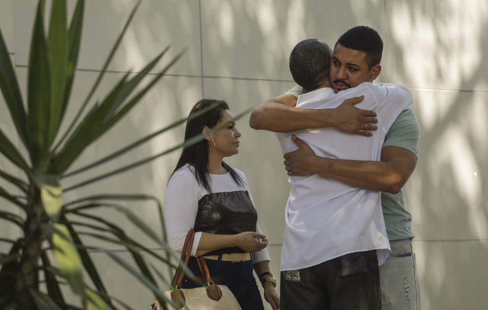 Durante internação de Heloísa, o pai, Willian da Silva, recebe conforto na porta do hospital — Foto: Gabriel de Paiva