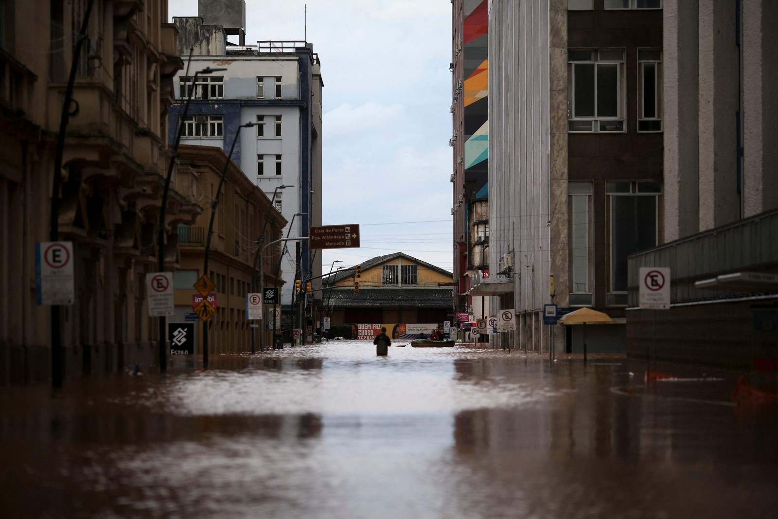 Vista de uma rua alagada no centro histórico de Porto Alegre, Rio Grande do Sul, em 5 de maio de 2024. — Foto: Anselmo Cunha / AFP
