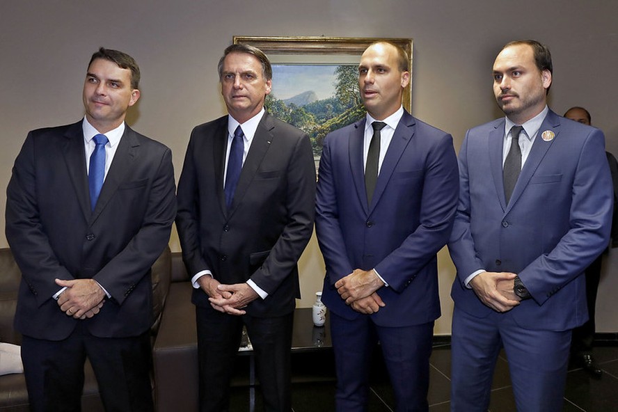 O ex-presidente Jair Bolsonaro ao lado de tr&ecirc;s de seus filhos