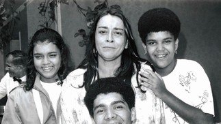 Em foto publicada no livro "Preta Gil: Os primeiros 50", ela aparece com a mãe, Sandra Gadelha, a irmã, Maria, e o irmão, Pedro, que morreu em 1990 — Foto: Arquivo pessoal
