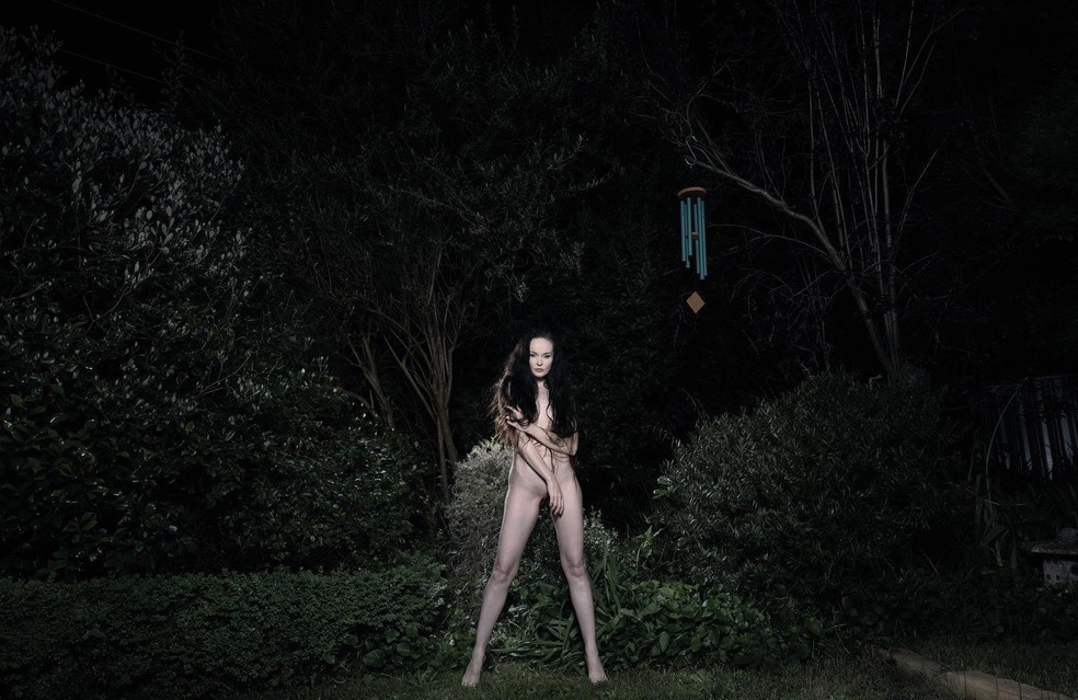 Corpos nus se movimentam em espaços não identificados — Foto: Fernanda Pedroso