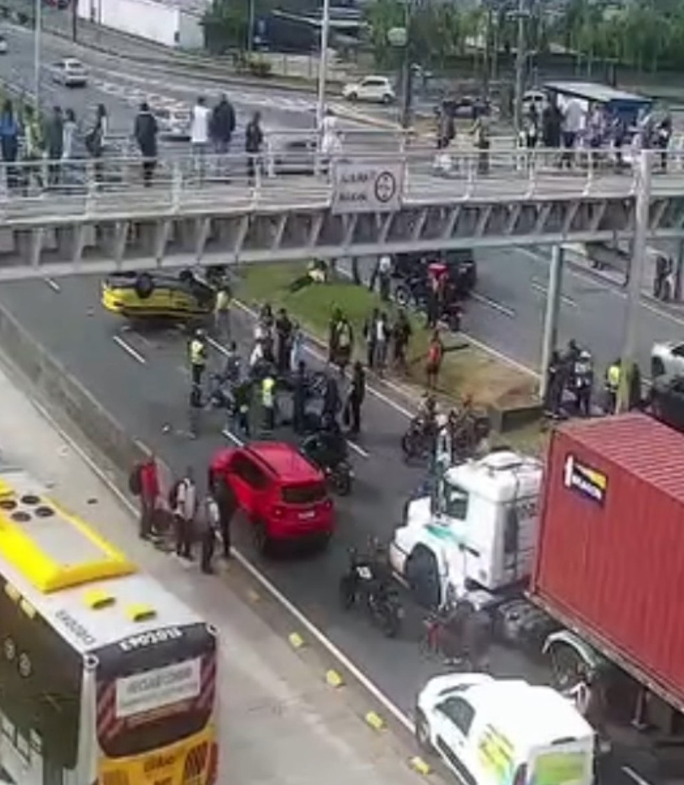 Acidente interdita Avenida Ayrton Senna — Foto: Reprodução/Redes Sociais