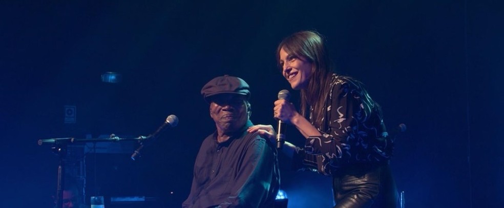 O cantor e compositor Milton Nascimento e a cantora portuguesa Carminho em cena do documentário "Milton Bituca Nascimento" — Foto: Divulgação