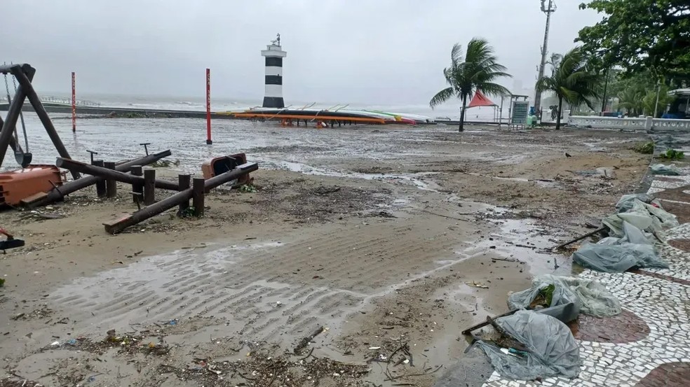 Em Santos, orla da praia ficou devastada após mais de 16h de chuva — Foto: Arminda Augusto/g1