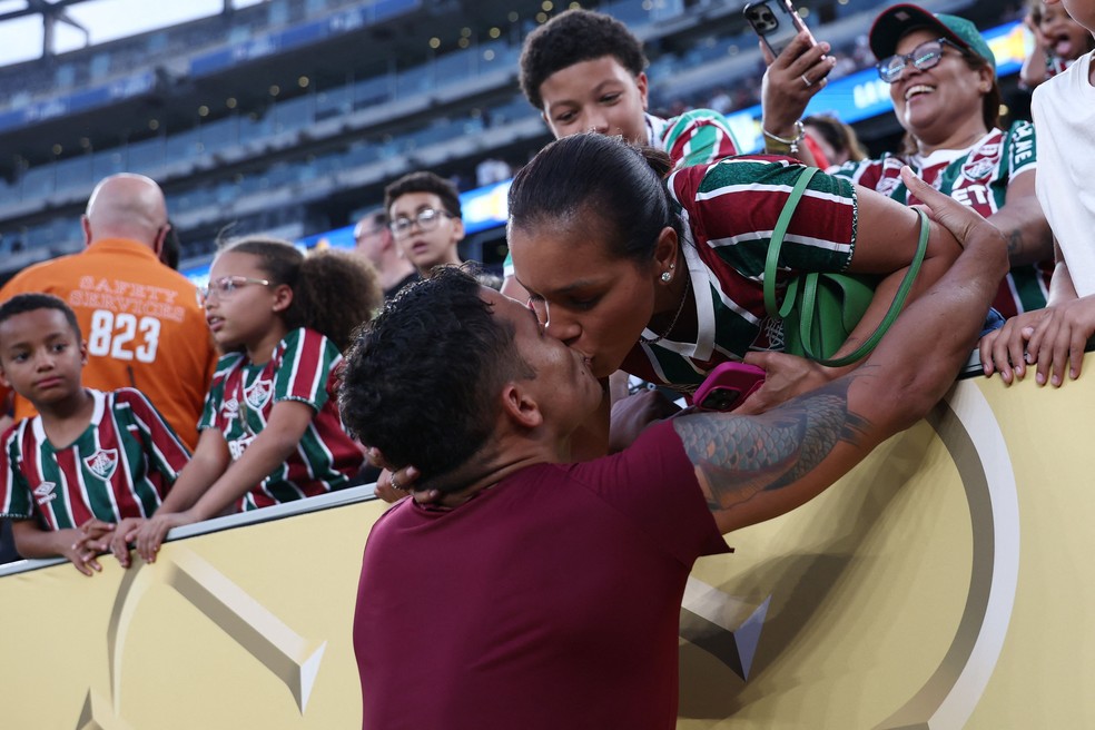 O beijo de Thiago Silva e sua mulher Belle Silva após a vitória do Fluminense sobre o Ulsan Hyundai — Foto: Franck Fife/AFP