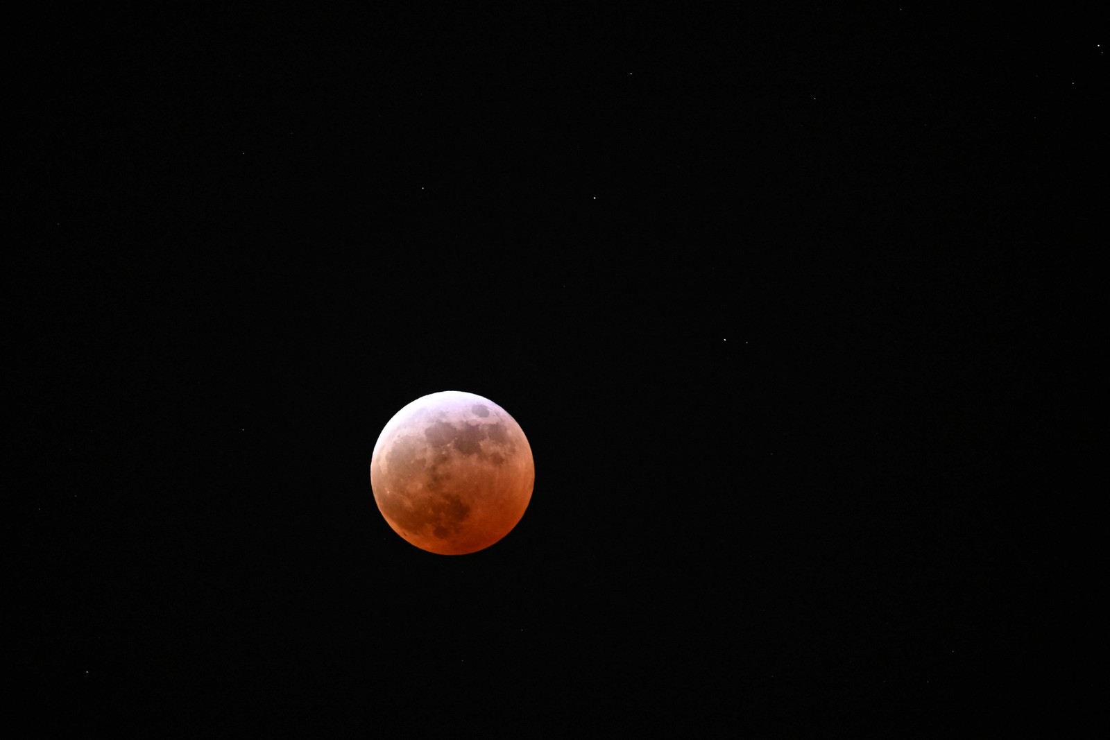 Eclipse Lunar Total Visto Em Palm Springs, EM 13 DeMarçode2025 - Foto: Patrick T. Fallon / AFP