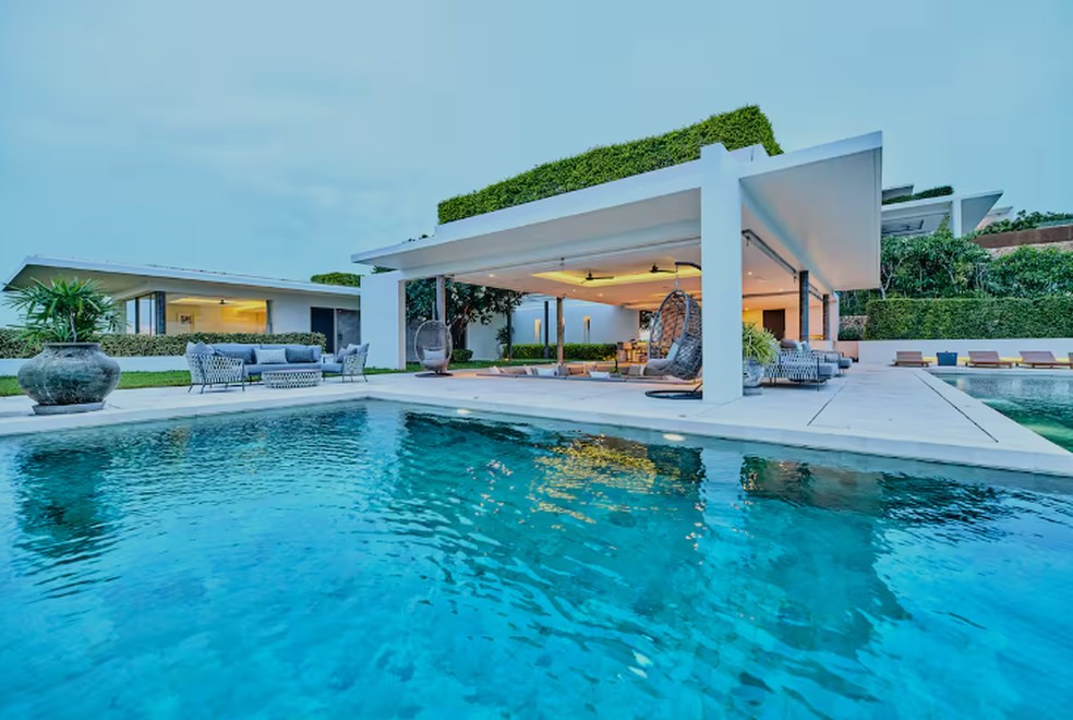 A piscina da mansão de Greg — Foto: Divulgação/Airbnb