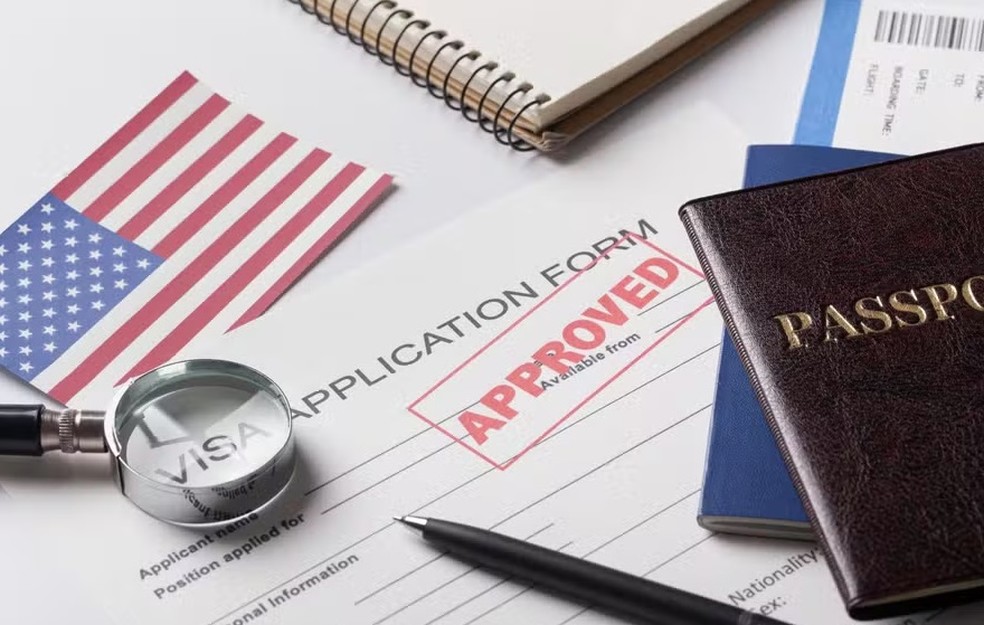Das aproximadamente 141.000 petições de H-1B para novos empregos aprovadas no último ano fiscal, cerca de 65.000 desses vistos foram processados no exterior — Foto: Freepik
