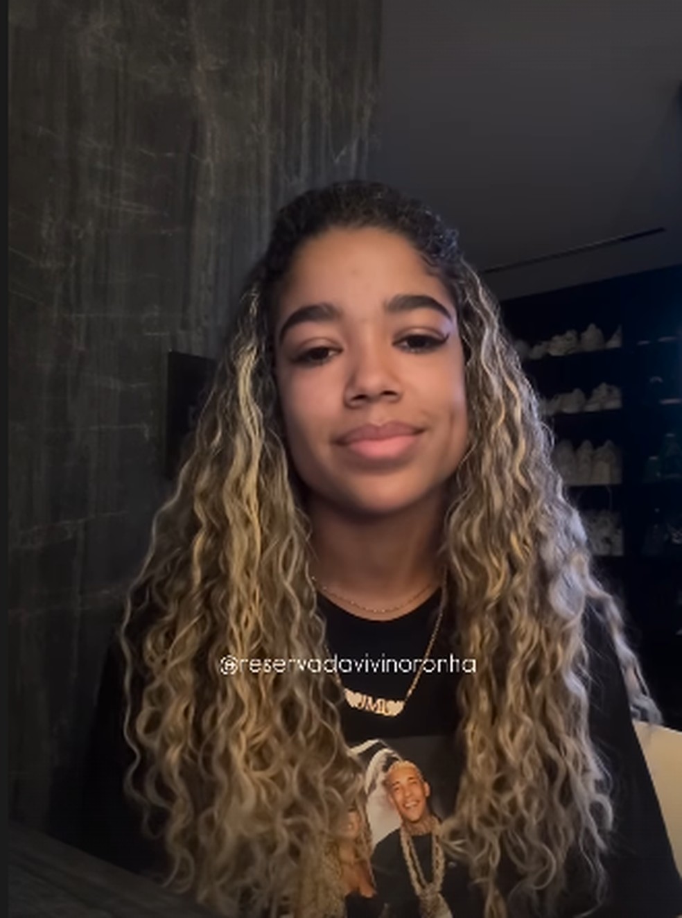 Viviane Noronha, esposa de Poze do Rodo, gravou vídeo para denunciar suposto sumiço de joias na operação policial — Foto: Reprodução Redes Sociais