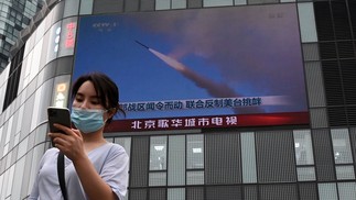 Telão no centro de Taipé mostra míssil disparado durante exercício militar da China em Taiwan — Foto: HECTOR RETAMAL / AFP