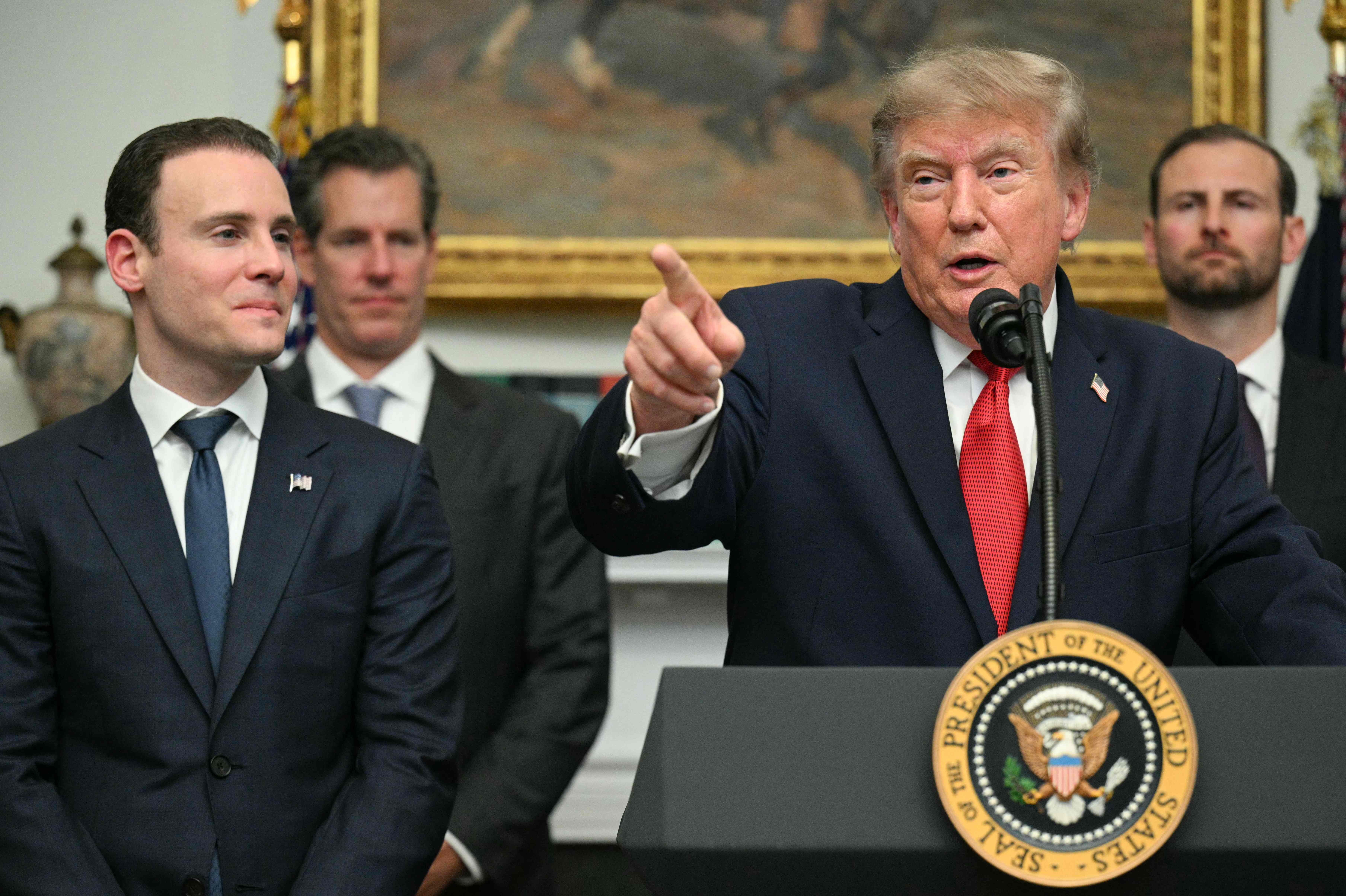 Trump subestima resistência de Teerã e superestima paciência do eleitor, diz analista sobre ameaça de guerra econômica - QTU Questões do Universo