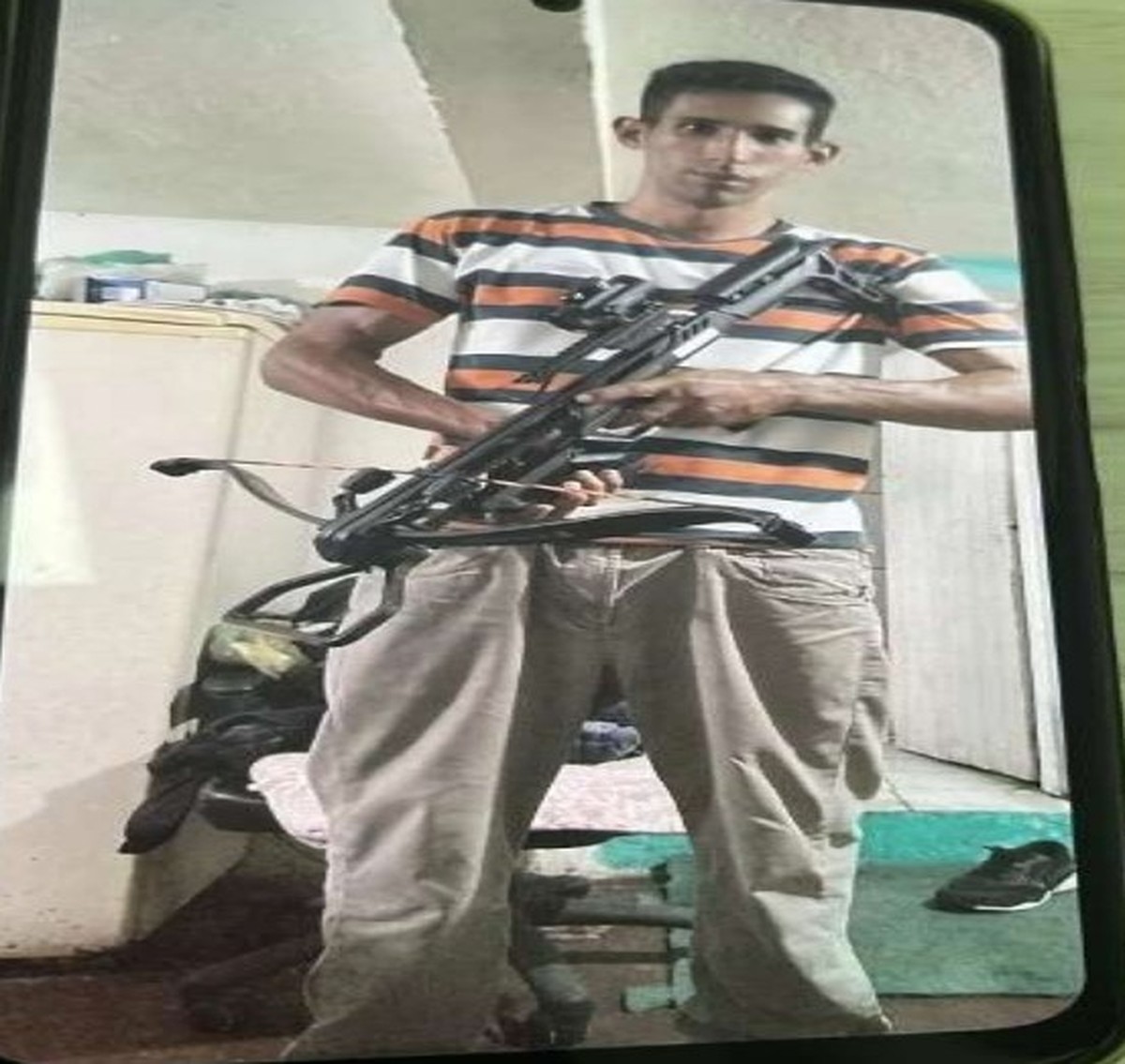 Suspeito de matar galerista americano comprou uma besta para assassinato, mas desistiu e usou faca