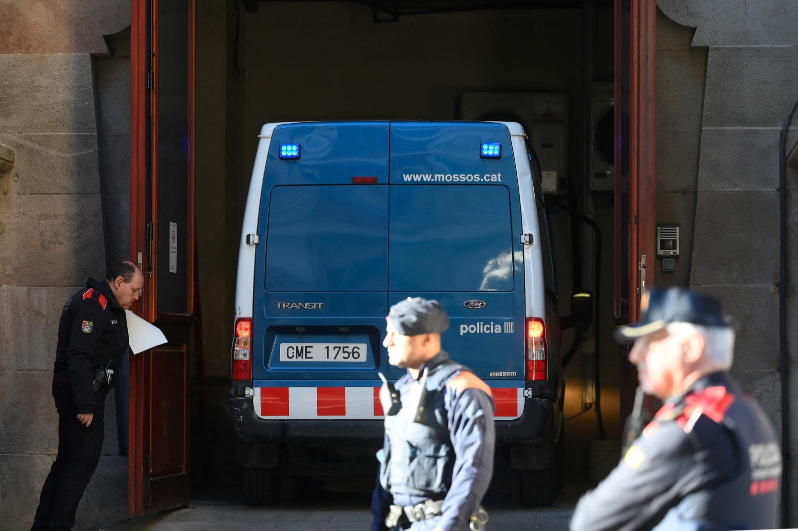 Chegada de Daniel Alves ao Tribunal — Foto: Josep LAGO / AFP