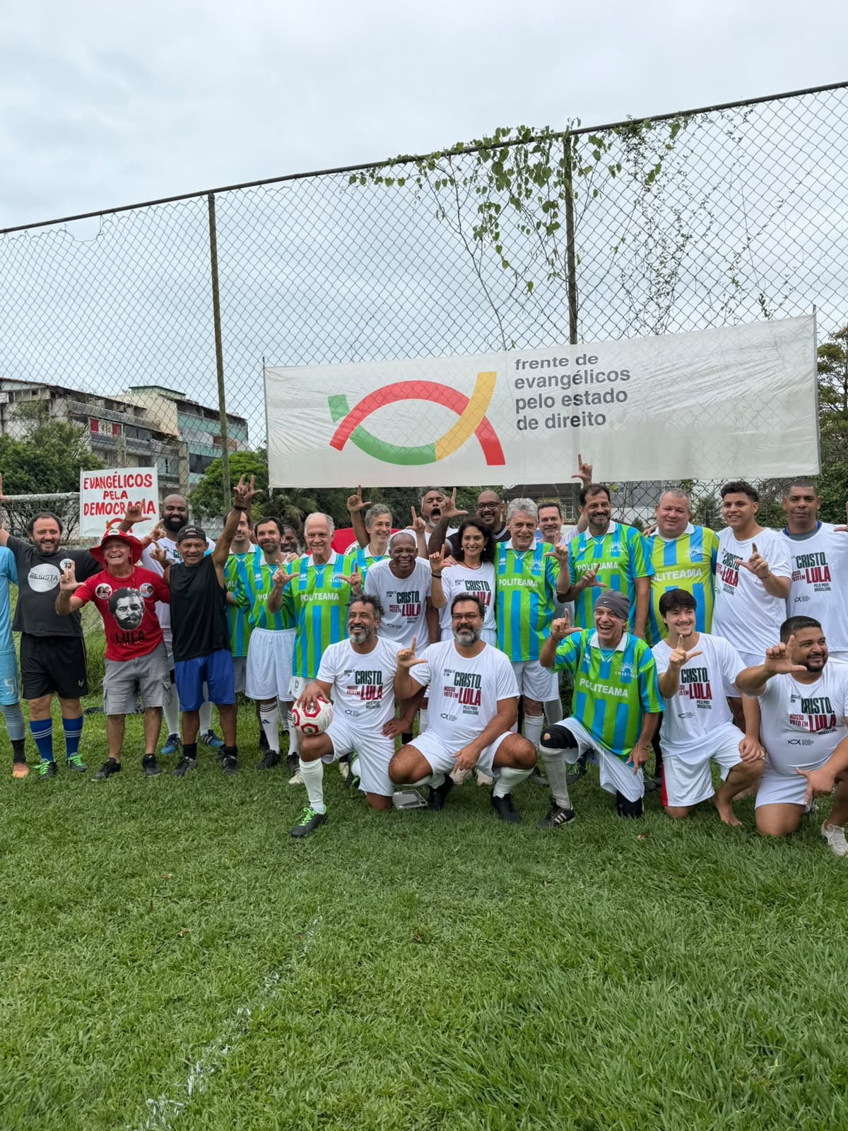 Chico Buarque participa de jogo de futebol com pastores evangélicos em apoio a Lula
