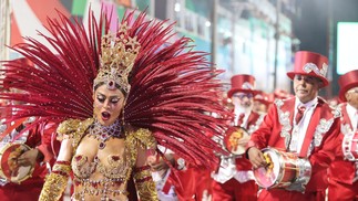 Juliana Paes, rainha de bateria da Viradouro — Foto: Fabiano Rocha / Agência O Globo