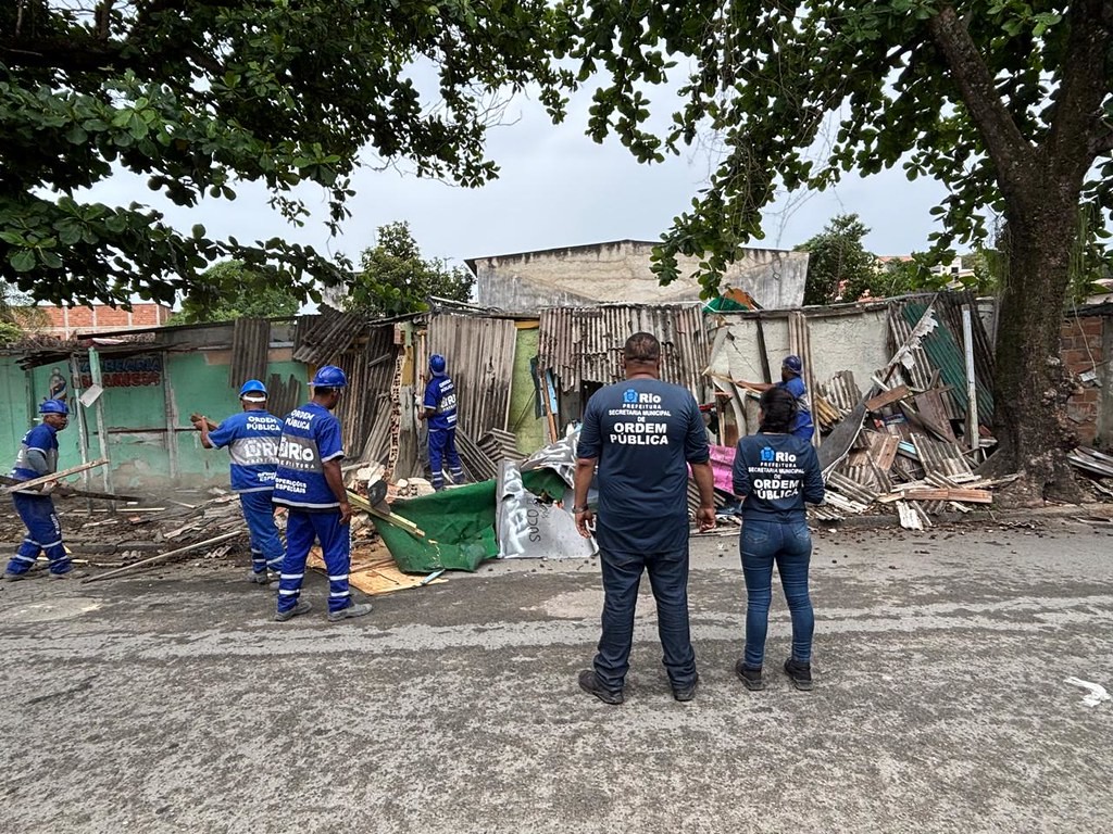 Comércios irregulares que impediam circulação em calçadas são demolidos na Zona Oeste