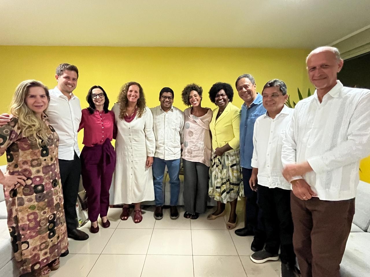 Deputados de esquerda oferecem jantar e cachaça ao novo embaixador de Cuba no Brasil