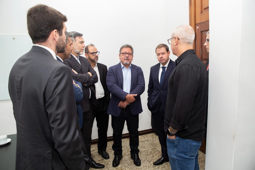 Chefe do MPRJ, Antonio Jos&eacute; Campos Moreira (de frente), com o secret&aacute;rio de Seguran&ccedil;a P&uacute;blica, Victor Santos (de jeans) com promotores