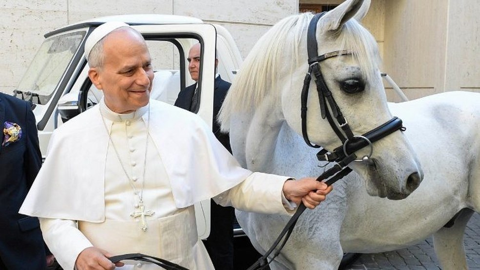 Papa Le&atilde;o XVI caminhando ao lado de Proton &mdash; Foto: Vatican Media