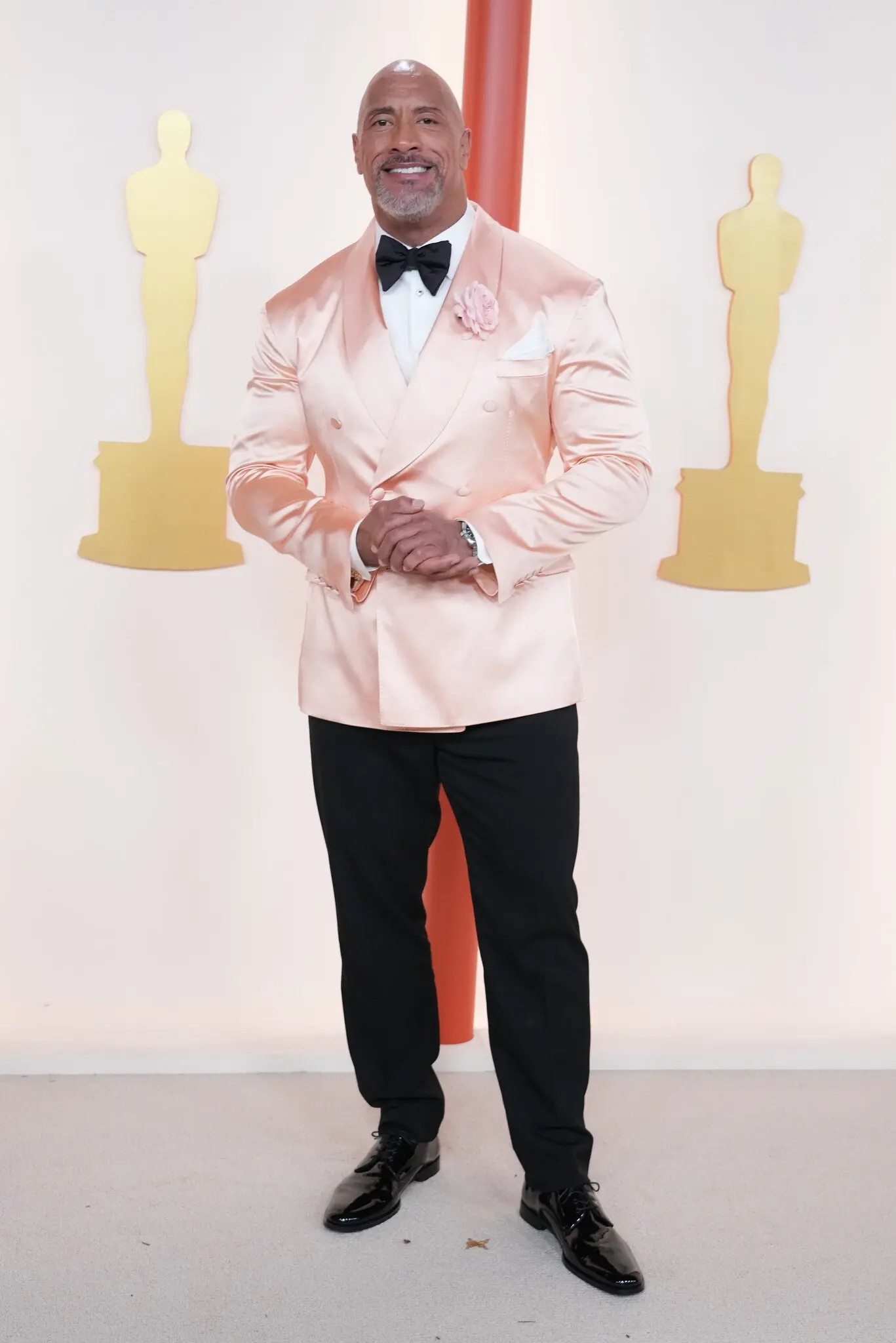 Dwayne Johnson no Oscar com um terno Dolce & Gabbana — Foto: Jutharat Pinyodoonyachet/The New York Times