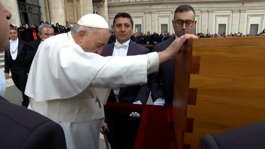 'O amigo fiel' da Igreja: Papa Francisco celebra funeral de Bento XVI no Vaticano