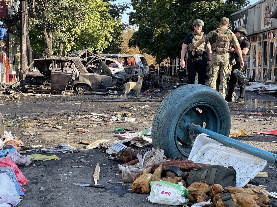 Policiais cercam área onde bobardeio russo deixou ao menos 16 mortos em Kostyantynivka, leste da Ucrânia